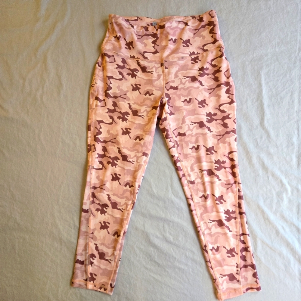 Xersion Pink Camo Print Cropped Leggings sz L - Mesh Calf Inserts